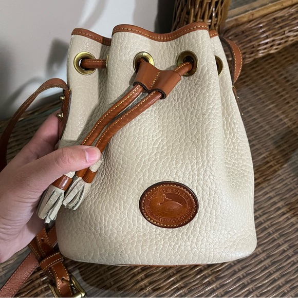 Vintage Dooney & Bourke Cream Brown Pebbled Leather Bucket Bag - Picture 2 of 11
